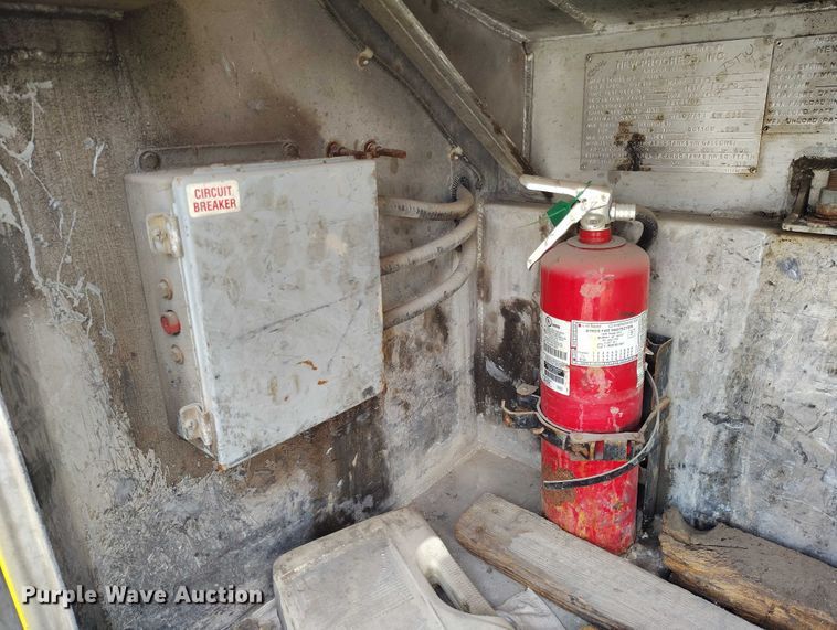 image for item DP5104 1998 Ford L8000 fuel truck