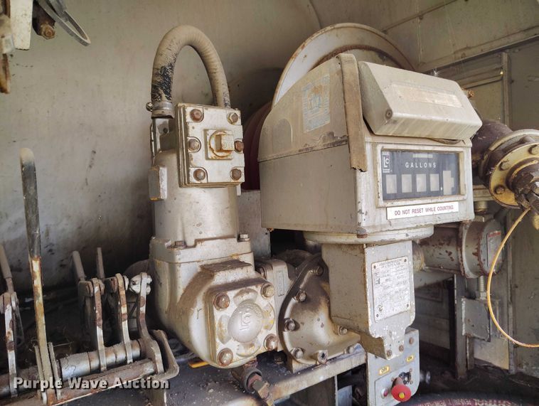 image for item DP5104 1998 Ford L8000 fuel truck