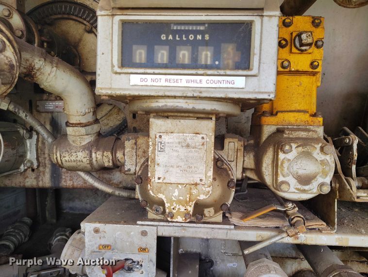 image for item DP5104 1998 Ford L8000 fuel truck