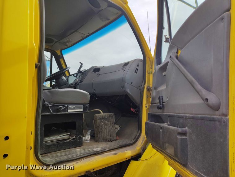 image for item DP5104 1998 Ford L8000 fuel truck