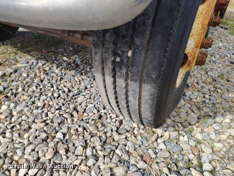 image for item DP5104 1998 Ford L8000 fuel truck