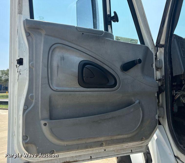 image for item DS3872 2006 International 8600 semi truck