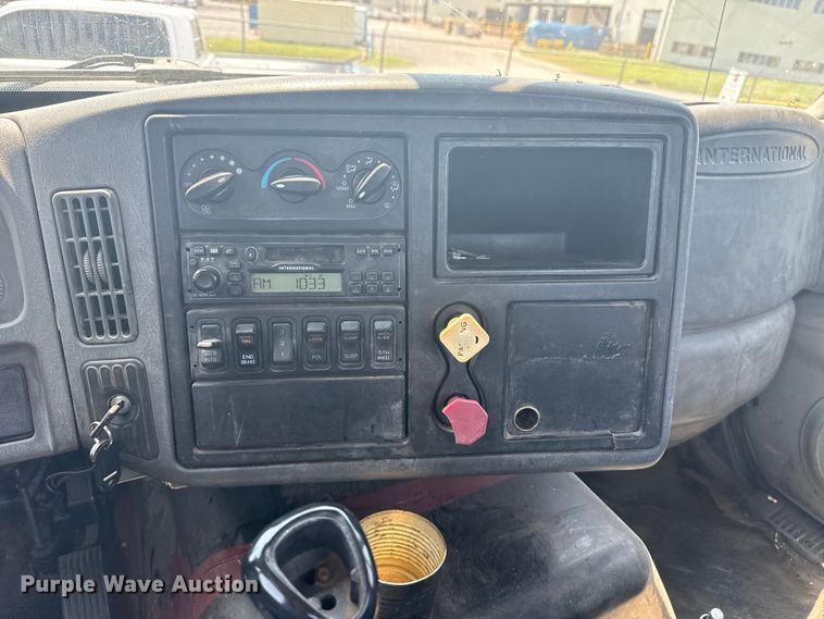 image for item DS3872 2006 International 8600 semi truck