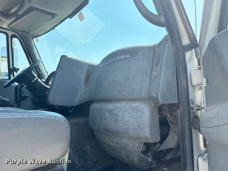 image for item DS3872 2006 International 8600 semi truck