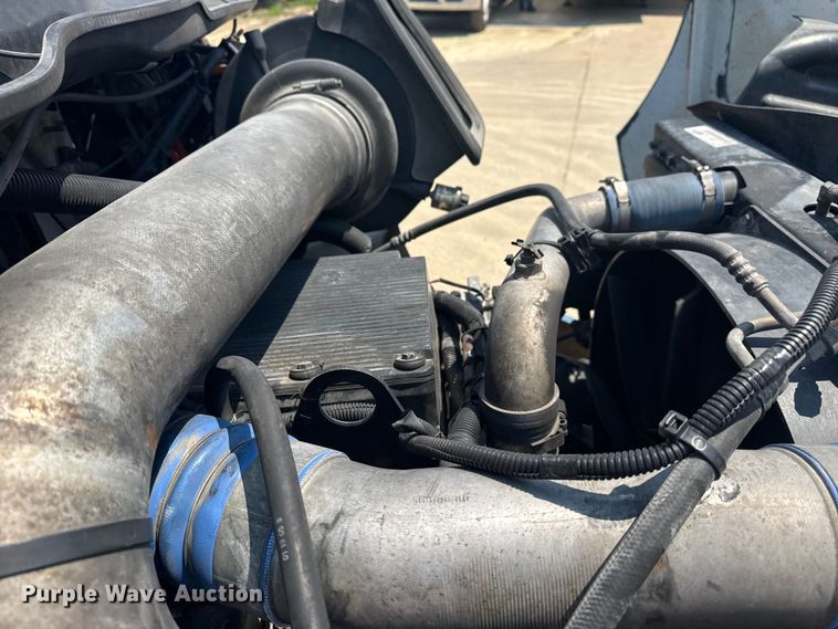 image for item DS3872 2006 International 8600 semi truck