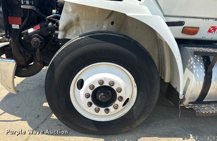 image for item DS3872 2006 International 8600 semi truck