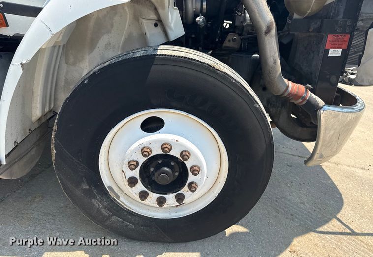 image for item DS3872 2006 International 8600 semi truck