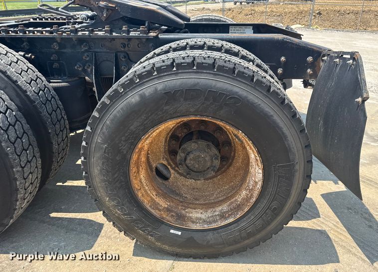 image for item DS3872 2006 International 8600 semi truck