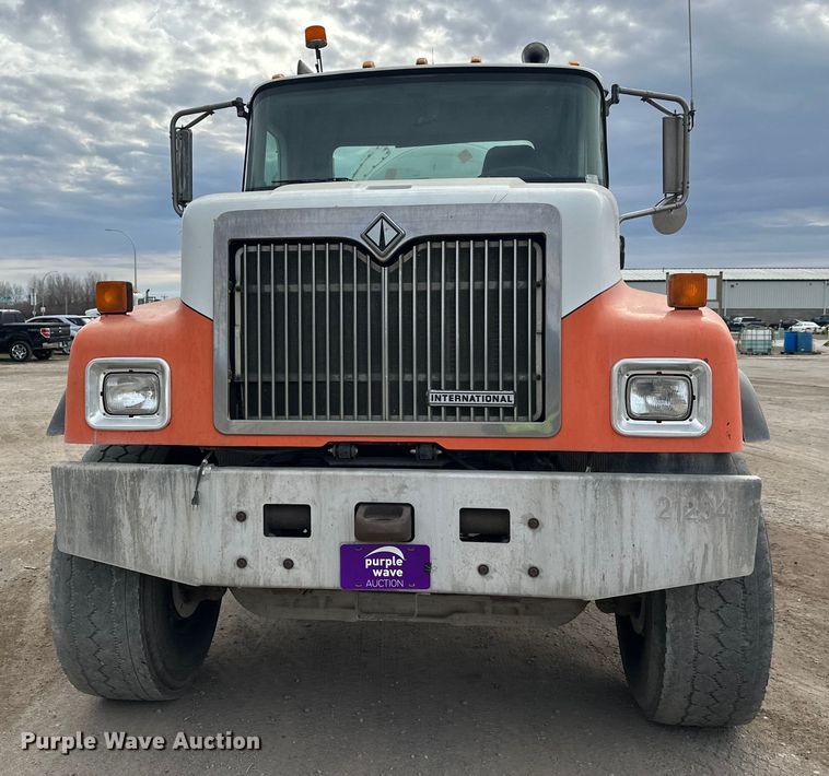 image for item DT6438 2000 International 5500i ready mix truck