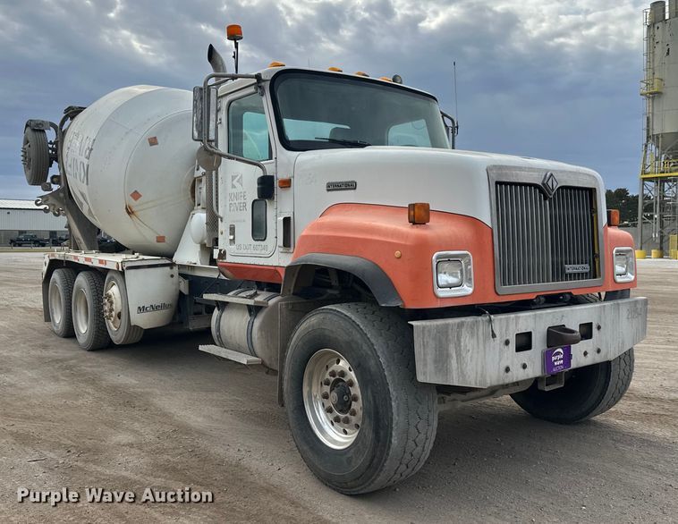 image for item DT6438 2000 International 5500i ready mix truck