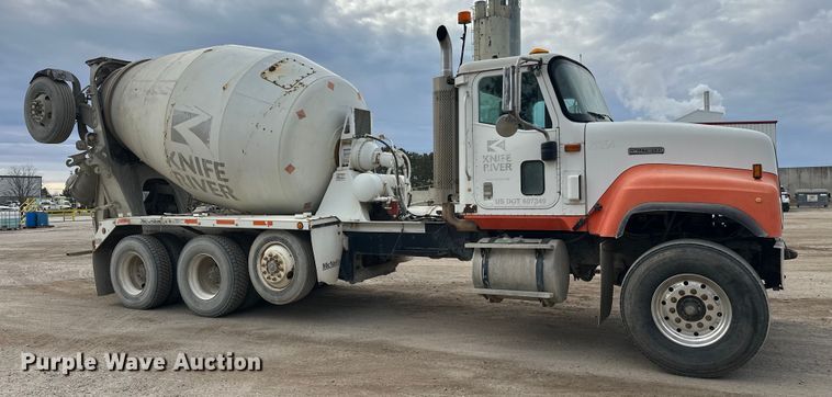 image for item DT6438 2000 International 5500i ready mix truck