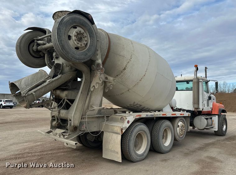 image for item DT6438 2000 International 5500i ready mix truck