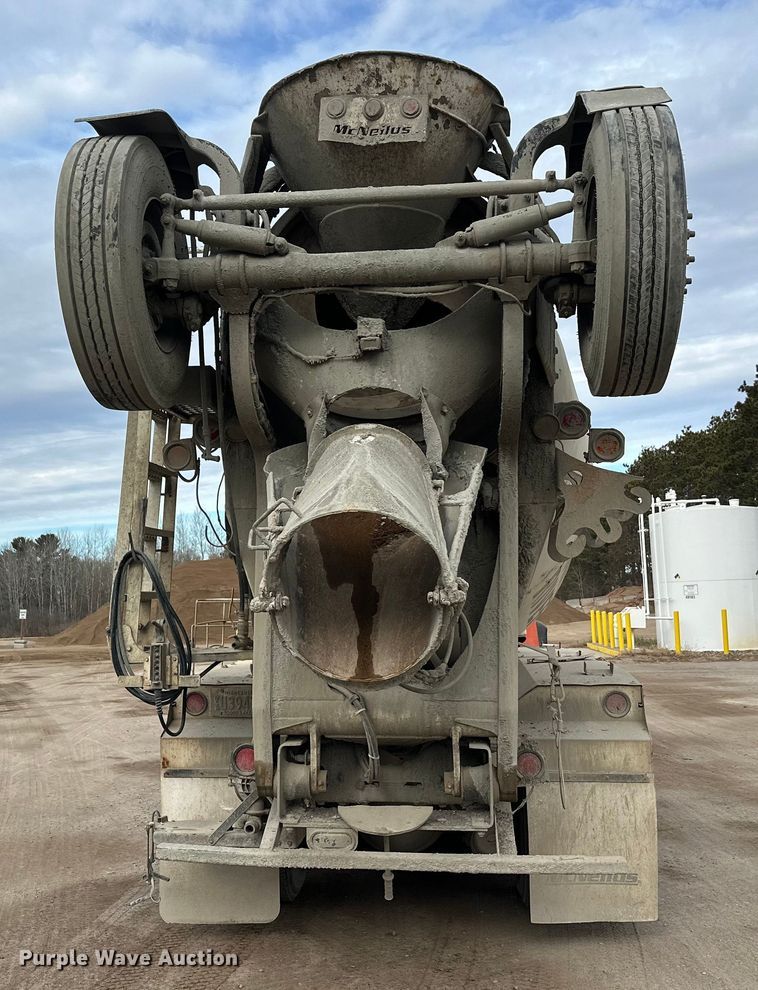 image for item DT6438 2000 International 5500i ready mix truck