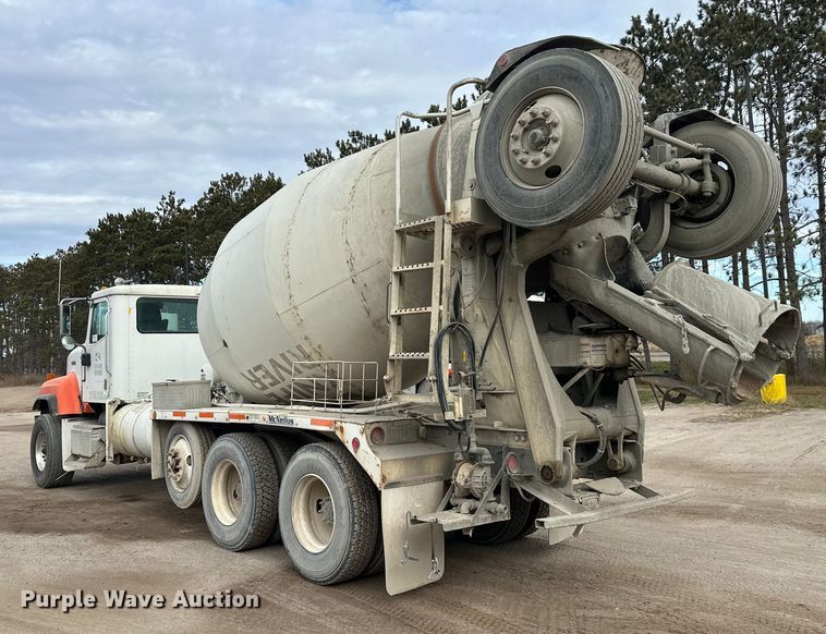 image for item DT6438 2000 International 5500i ready mix truck