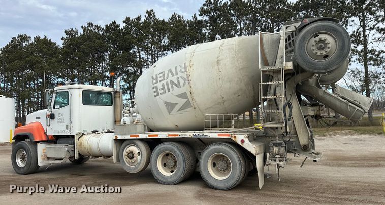 image for item DT6438 2000 International 5500i ready mix truck