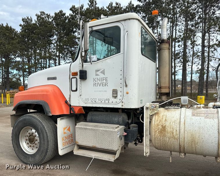 image for item DT6438 2000 International 5500i ready mix truck