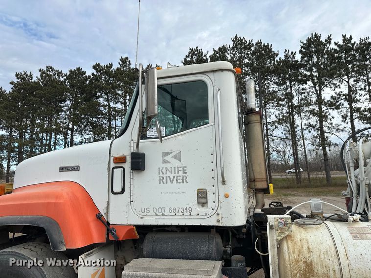 image for item DT6438 2000 International 5500i ready mix truck