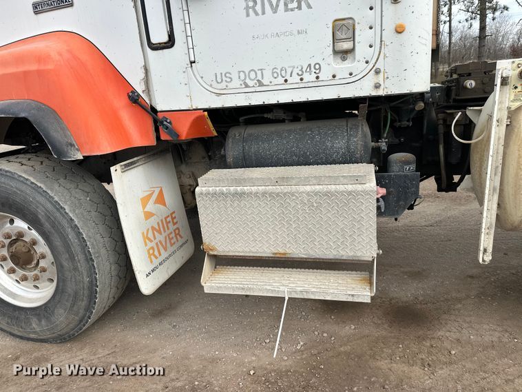 image for item DT6438 2000 International 5500i ready mix truck