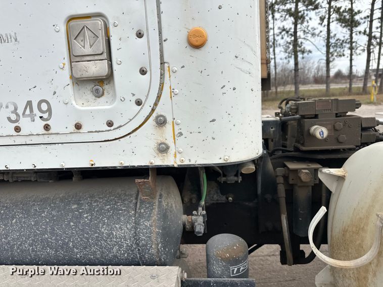 image for item DT6438 2000 International 5500i ready mix truck