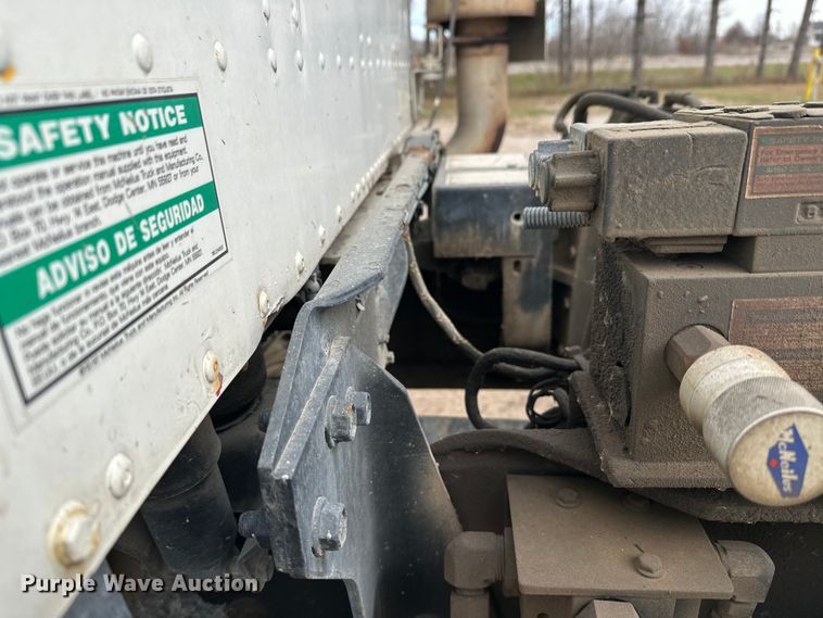 image for item DT6438 2000 International 5500i ready mix truck