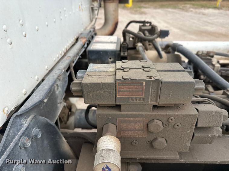 image for item DT6438 2000 International 5500i ready mix truck