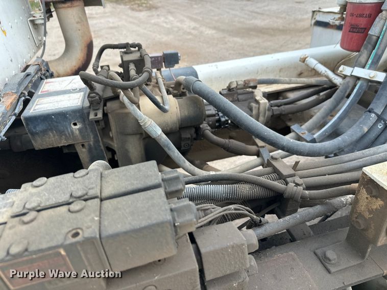 image for item DT6438 2000 International 5500i ready mix truck