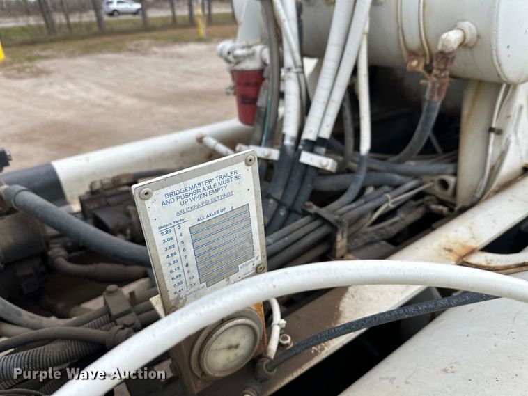 image for item DT6438 2000 International 5500i ready mix truck