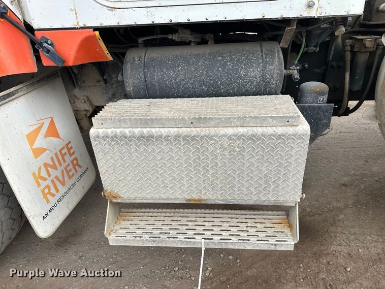 image for item DT6438 2000 International 5500i ready mix truck