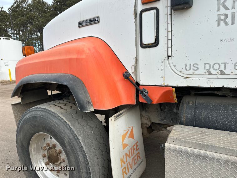 image for item DT6438 2000 International 5500i ready mix truck