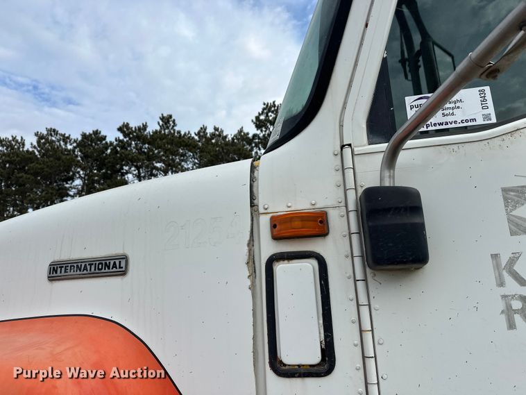 image for item DT6438 2000 International 5500i ready mix truck