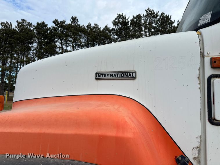 image for item DT6438 2000 International 5500i ready mix truck