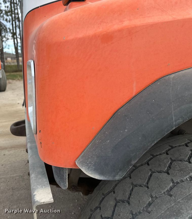 image for item DT6438 2000 International 5500i ready mix truck