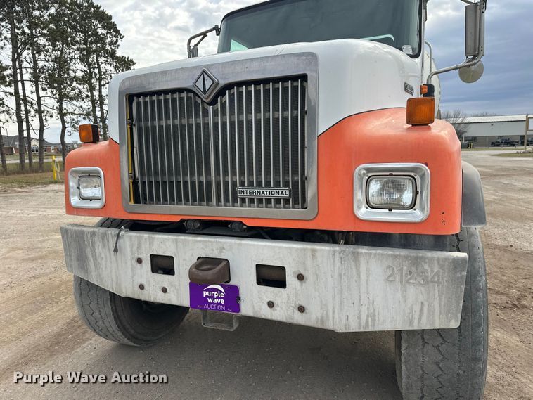 image for item DT6438 2000 International 5500i ready mix truck