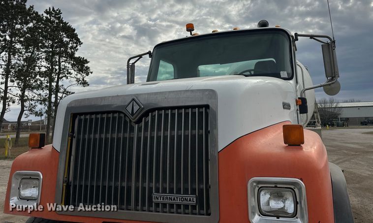 image for item DT6438 2000 International 5500i ready mix truck