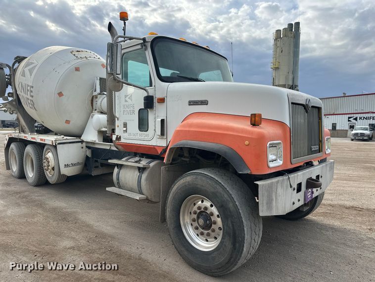 image for item DT6438 2000 International 5500i ready mix truck