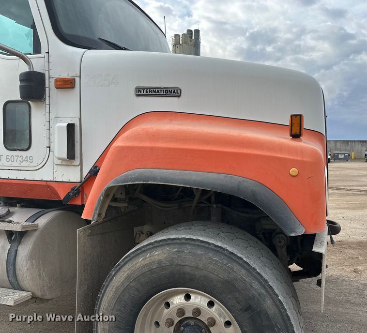 image for item DT6438 2000 International 5500i ready mix truck