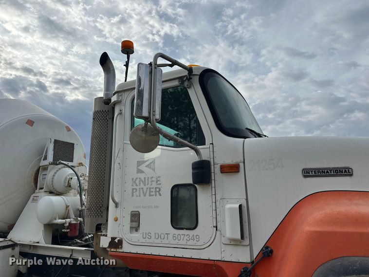 image for item DT6438 2000 International 5500i ready mix truck