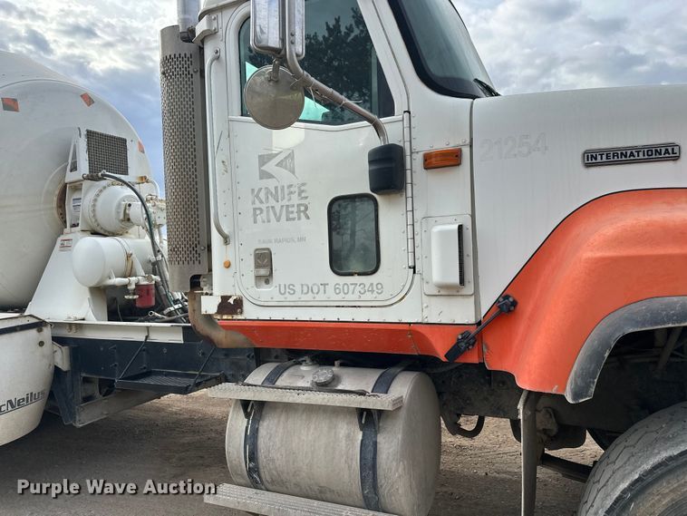 image for item DT6438 2000 International 5500i ready mix truck