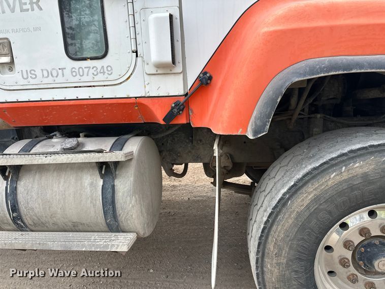 image for item DT6438 2000 International 5500i ready mix truck