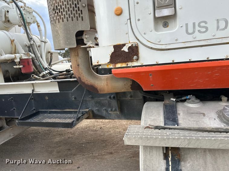 image for item DT6438 2000 International 5500i ready mix truck