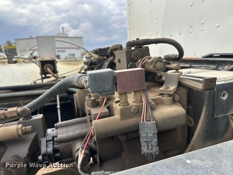 image for item DT6438 2000 International 5500i ready mix truck