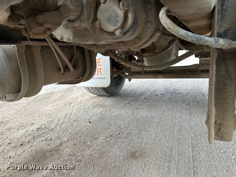 image for item DT6438 2000 International 5500i ready mix truck