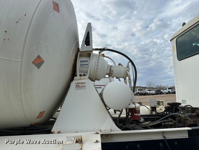 image for item DT6438 2000 International 5500i ready mix truck