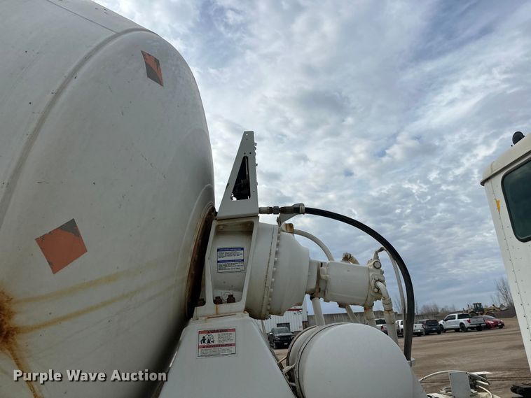 image for item DT6438 2000 International 5500i ready mix truck