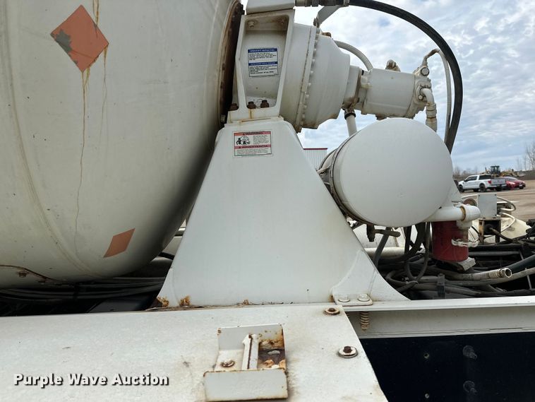 image for item DT6438 2000 International 5500i ready mix truck