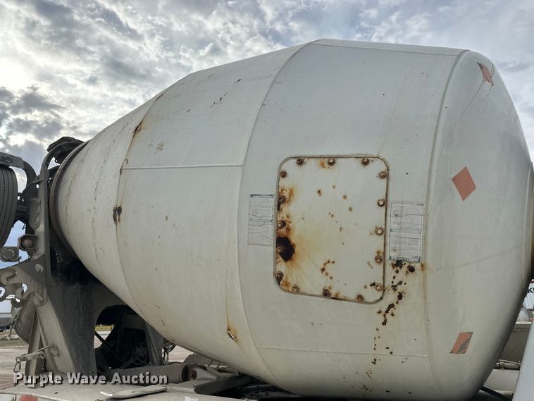 image for item DT6438 2000 International 5500i ready mix truck