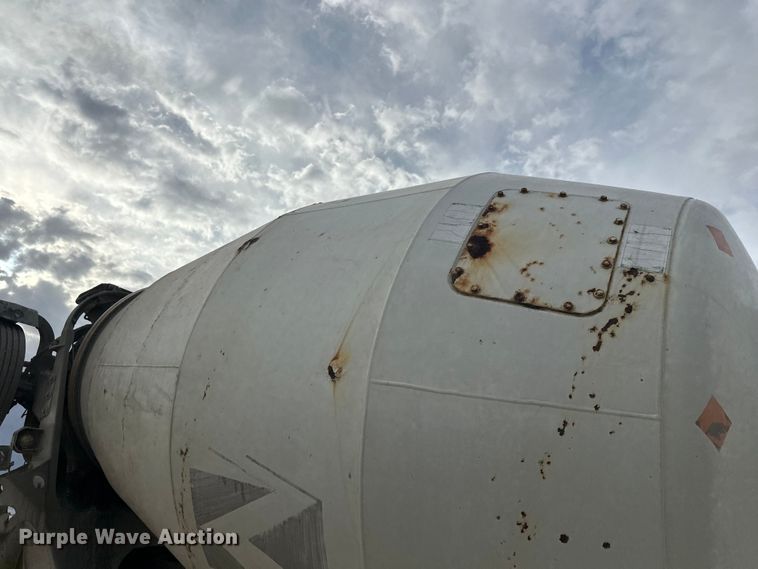 image for item DT6438 2000 International 5500i ready mix truck