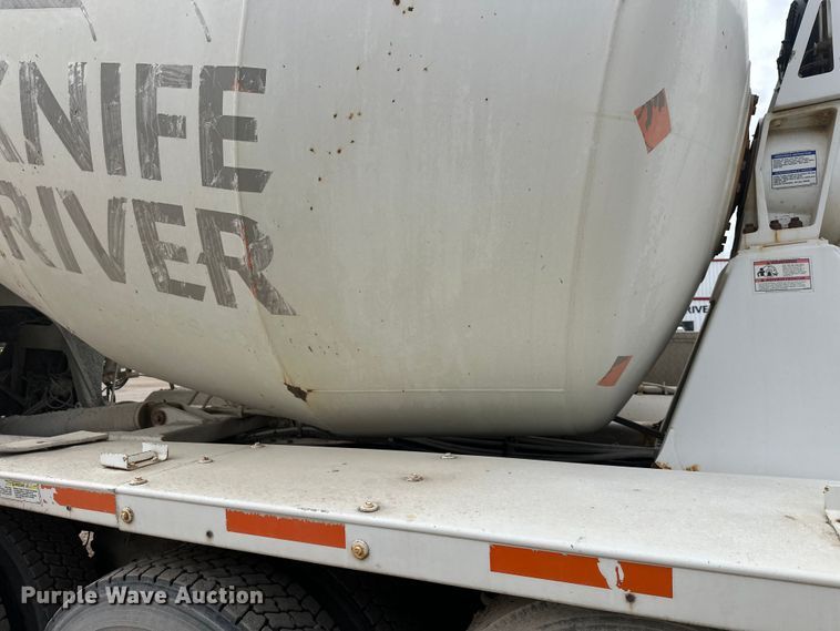 image for item DT6438 2000 International 5500i ready mix truck