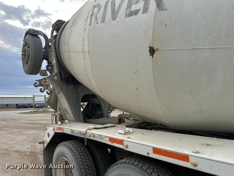 image for item DT6438 2000 International 5500i ready mix truck