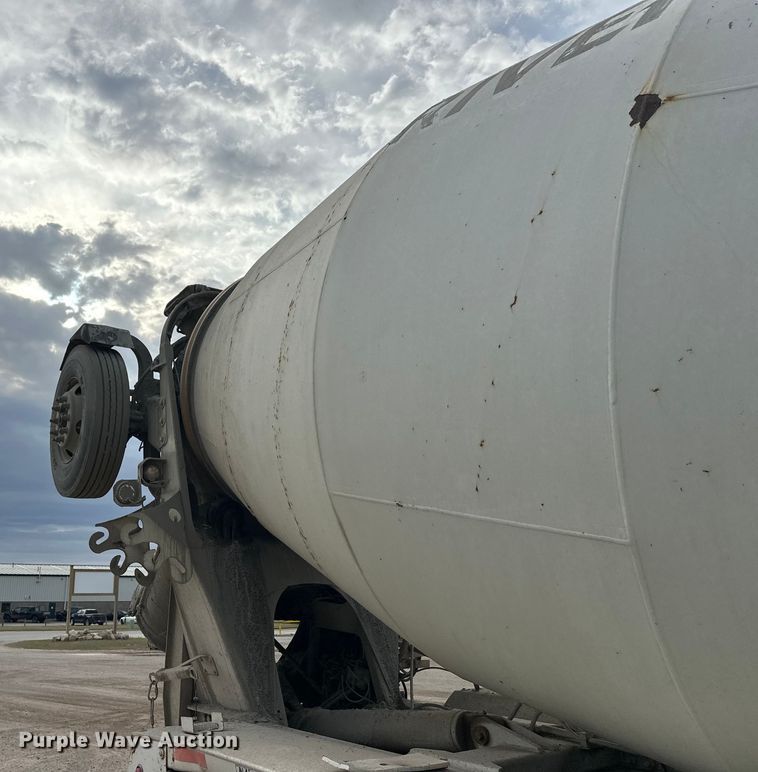 image for item DT6438 2000 International 5500i ready mix truck